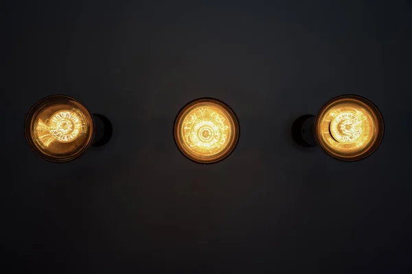 Потолке Полумраке Три Включенные Лампы Желтыми Лампами — стоковое фото