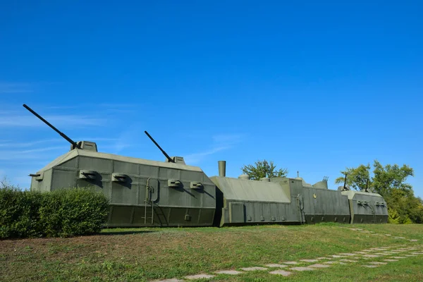 一辆有几门炮的绿色装甲火车停在一座山丘上 与蓝天抗衡 — 图库照片
