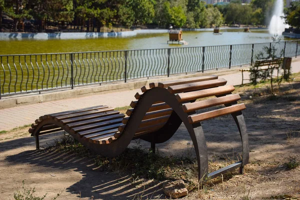 Banc Décoratif Courbé Bois Courbé Composé Planches Dresse Dans Parc — Photo