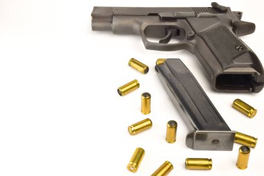 Tabanca, şarjör ve sağ taraftaki beyaz kesme arka planında fişekler.