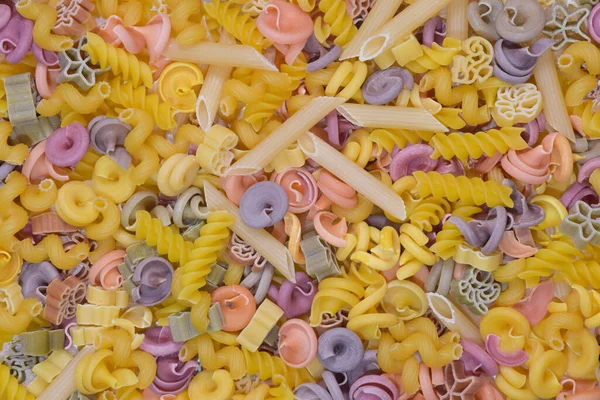 Verschillende soorten, kleuren en vormen van pasta en noedels voor de hele achtergrond — Stockfoto
