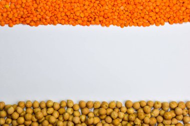 Çerçevenin üstünde mercimek, altında da nohut var. Ortada bir yazıt için bir yer var.