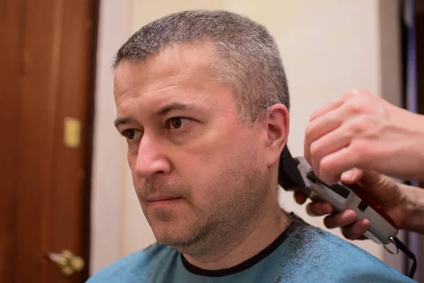 Ein Erwachsener Mann Ist Mit Einer Haarschneidemaschine Beschnitten Und Sitzt — Stockfoto