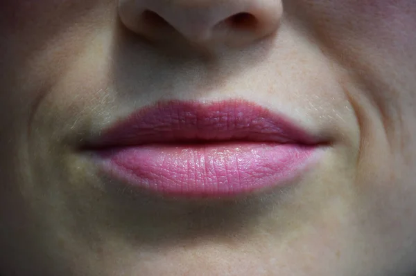 Close-up de pintado com batom ou lábio brilho lábios femininos e parte da face — Fotografia de Stock