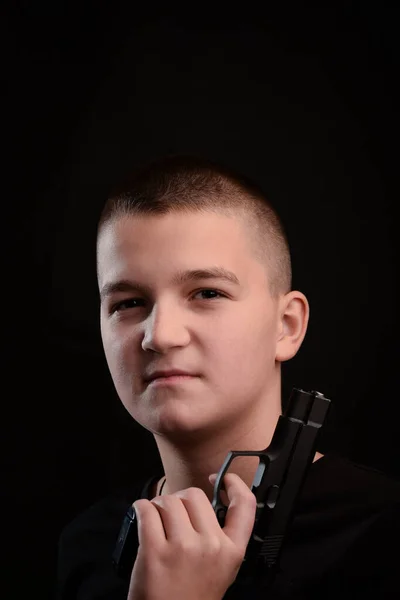 Junger Mann Mit Pistole Und Kurzhaarschnitt Auf Sehr Dunklem Hintergrund — Stockfoto