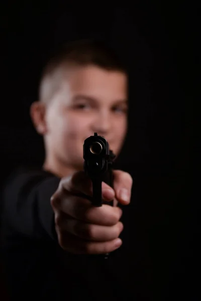 Joven Apunta Disparo Desde Una Pistola Arma Está Enfocada Todo — Foto de Stock