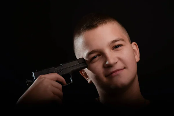 Depresyondan Sırıtan Genç Çekici Bir Çocuk Şakağına Silah Dayadı Stüdyo — Stok fotoğraf