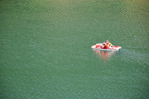 2人の子供を持つ家族は カタマランの川や湖を航海しています 遠くから撮影され 高い角度で テキストを挿入する左側のスペースがあります — ストック写真