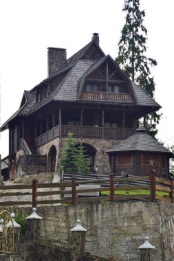 Çok eski iki katlı bir otel binası ya da eski kasabadaki taştan bir tepede bir ev.