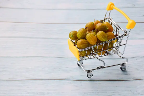 Stachelbeeren Stapeln Sich Einem Kleinen Gelben Spielzeugwagen Auf Der Linken — Stockfoto