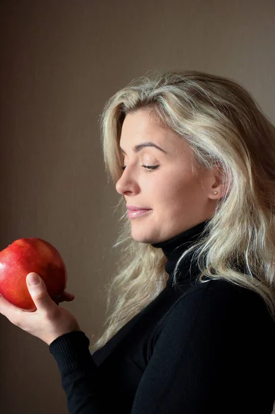 Beautiful Blonde Girl Long Hair Holds Bright Red Apple Her — Stock Photo, Image