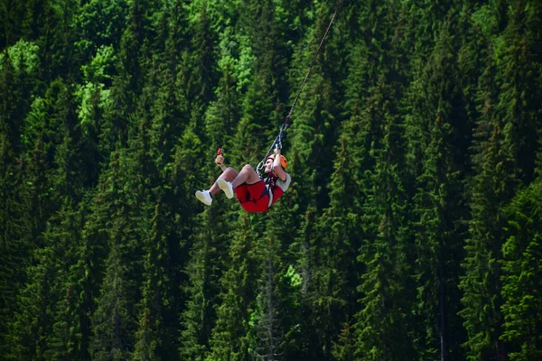 Ein Junger Mann Mit Helm Sprang Vom Bungee Jumping Und — Stockfoto