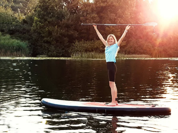 Une Belle Fille Tient Sur Une Planche Natation Tient Une — Photo