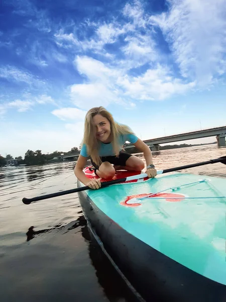 Une Belle Fille Est Assise Genoux Sur Une Planche Pagaie — Photo