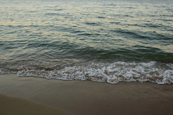 Olas Mar Espumosas Ruedan Playa Diurna Arena — Foto de Stock