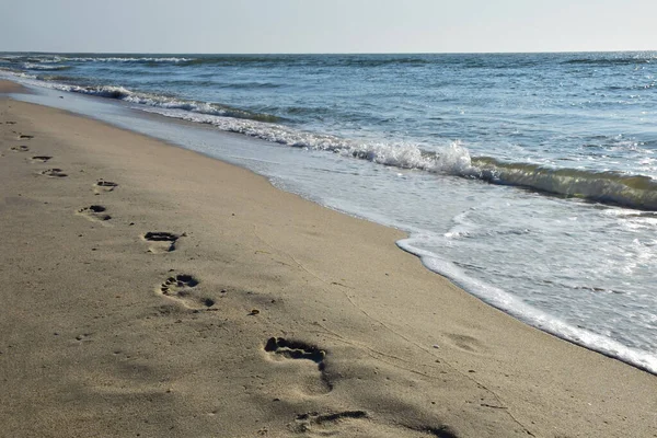 Huellas Humanas Una Playa Arena Que Extiende Lejos Derecha Las — Foto de Stock