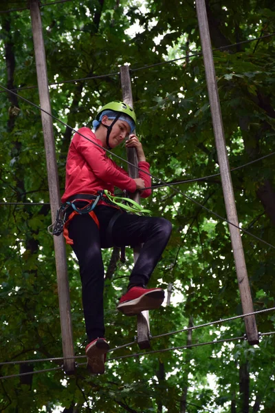 Teenage Boy Safety Helma Climes Hanging Žebder Rope Amusement Park — Stock fotografie