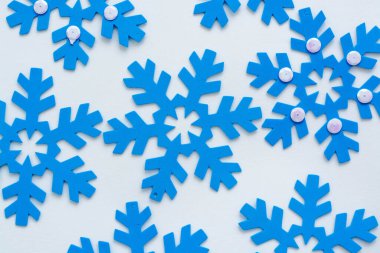 Noel ya da kış kompozisyonu. Beyaz arka planda kar tanesi deseni. Noel, kış, yeni yıl konsepti. Düz stil, üst görünüm, kartpostal.