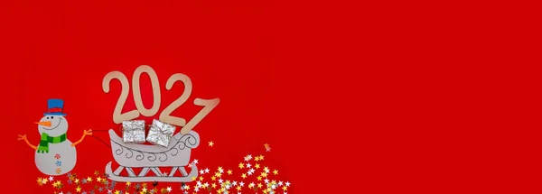 Банер 2020 - новорічна композиція. Стильна концепція декору, білий іграшковий олень з бантом на санчатах і подарунком у крафт-папері на червоному тлі. Плоский простір, вид зверху, простір для копіювання. Фон для листівки, для стільниці — стокове фото