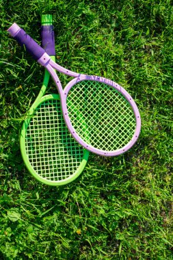 Mavi desenli çaydanlıklı kırmızı çaydanlık ve caddeye bakan tahta bir masada iki beyaz bardak. Arka planda çiçekler var. Sabah çayı, kahvaltı..