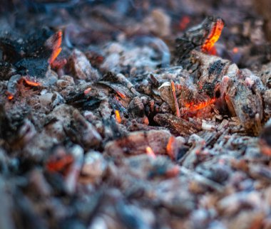 Mavi desenli çaydanlıklı kırmızı çaydanlık ve caddeye bakan tahta bir masada iki beyaz bardak. Arka planda çiçekler var. Sabah çayı, kahvaltı..