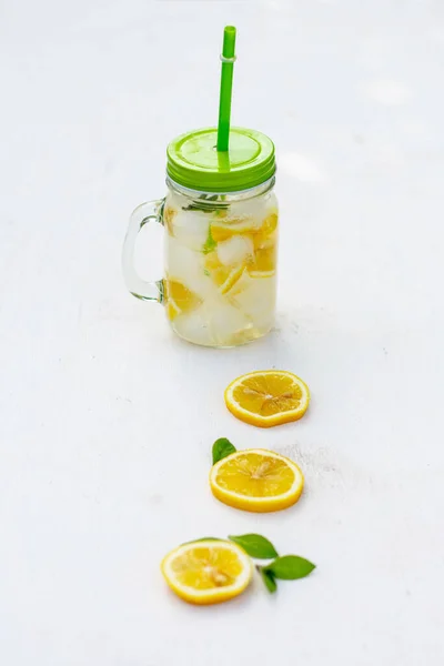 Süslü bardakta buzlu limonata ve pipet.
