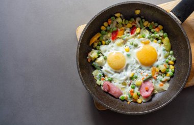 Kızartma tavasında sebzeli brunch yumurtası.