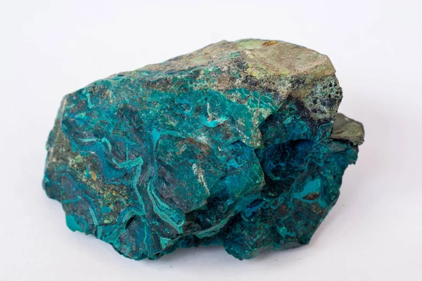 Mineral de cobre de una mina de cobre en Chile, una piedra verde sobre un fondo blanco. Imagen de stock