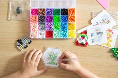 El yapımı çocuklar el yapımı, el yapımı su mozaiği toplantı sırasında masada, seçici bir odak noktası..