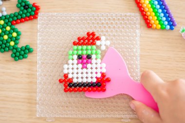 El yapımı çocuklar el yapımı, el yapımı su mozaiği toplantı sırasında masada, seçici bir odak noktası..