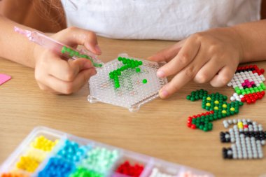 El yapımı çocuklar el yapımı, el yapımı su mozaiği toplantı sırasında masada, seçici bir odak noktası..