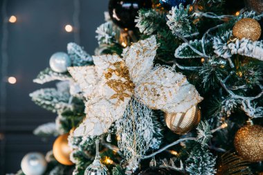 Noel konsepti, güzel dekore edilmiş Noel ağacı, beyaz çiçek...