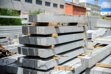 Güçlendirilmiş beton kiremitler güçlendirilmiş beton ürün ve yapılar fabrikasının deposunda bulunmaktadır.