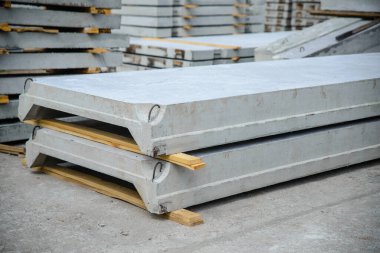 Önceden yapılmış beton fabrikasının deposunda güçlendirilmiş iki beton çatılı levha.