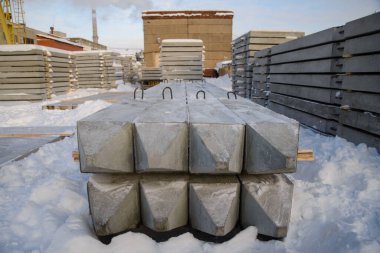 Güçlendirilmiş beton yığınlarının ön tarafındaki yığını yere iten ön taraf.