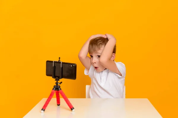 Petit Garçon Joue Direct Sur Smartphone Saisit Tête Dans Surprise Images De Stock Libres De Droits