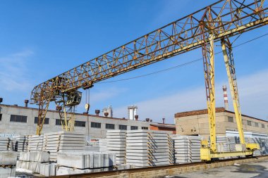 Tesisin güçlendirilmiş beton ürünler ve yapılar üretimi için olan deposunun fotoğrafı. Levha deposu, güçlendirilmiş beton temeller