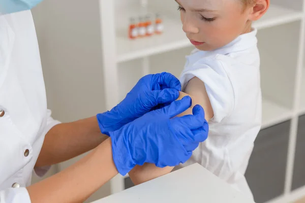 Après Vaccination Médecin Colle Plâtre Sur Doigt Pour Protéger Site Images De Stock Libres De Droits