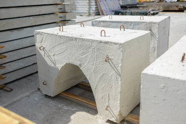 Güçlendirilmiş beton tartma aracı. Ubkm tipi. Önceden hazırlanmış beton fabrikasının deposunda sevkiyata hazır.