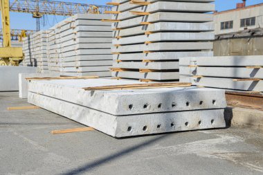 Evlerin ve sanayi tesislerinin inşası için güçlendirilmiş beton çekirdekli fabrika deposu.