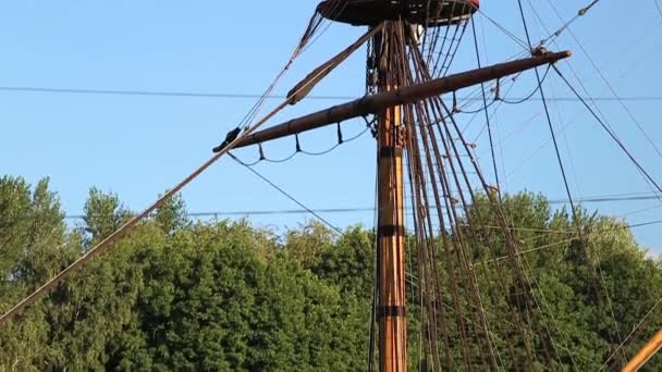 Hoher Holzmast eines antiken Schiffes mit Seilen und Aussichtsplattform — Stockvideo