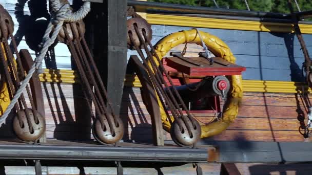 Vintage kanonnen steken uit aan de zijkanten van een oud schip. Panorama — Stockvideo