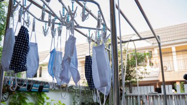 Coronavirus ya da Covid-19 'a karşı olan kumaş maske yıkayıp tekrar kullanılabilir. Maske tekrar kullanılmak üzere güneşte yıkandı ve kurudu. Pahalı bir tıbbi maske tak.