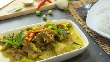 Biftekli yeşil köri. Tayland 'da meşhur yemekler. Yemekler köri ezmesinden oluşuyor. Hindistan cevizi sütü ve balık sosu ve şeker ile karışık et sezonu, brinjal ve tatlı patlıcan ekle.