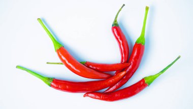 Beyaz arka planda kırmızı kırmızı kırmızı biber. Kapatın. Kırmızı kırmızı kırmızı biber arkaplanı..