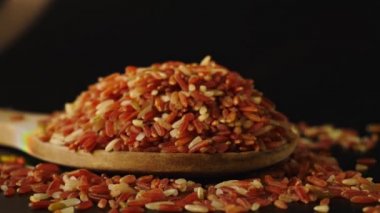 Pirinç tanesi çeşitleri Red Jasmine Rice veya Red Brown Rice. Tayland 'ın yeni yerli türü. B vitamini alerji tedavisine yardımcı olur. Anemi olan hastalar için uygun alerjik reaksiyonlara neden olmaz..