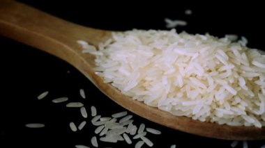 Yasemin pilavı, Tayland 'da popüler pirinç çeşidi. Cila sürecinden geçen pirinç taneleri pişirilmeye ya da buğulanmaya hazır. B1 vitamini vücudun karbonhidratlardan enerji almasına yardımcı olur..