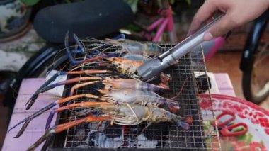 Karidesler ızgarada ya da ocakta kızartılıyor. Evde ızgara deniz ürünleri pişirmek. Fırında büyük karides. Turuncuya dönüyor ve olgunlaşıyor..