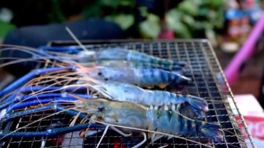 Karidesler ızgarada ya da ocakta kızartılıyor. Evde ızgara deniz ürünleri pişirmek. Fırında büyük karides. Turuncuya dönüyor ve olgunlaşıyor..