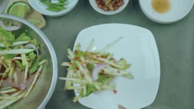 Yum mango görüntüler üst görünüm yiyecek düzenlemesi. Baharatlı salata yemeği, üzerine kızarmış fındık ve çıtır balık. Ana malzemeler çiğ mango, limon suyu, taze biber tozu, balık sosu, karıştırmak için şeker..